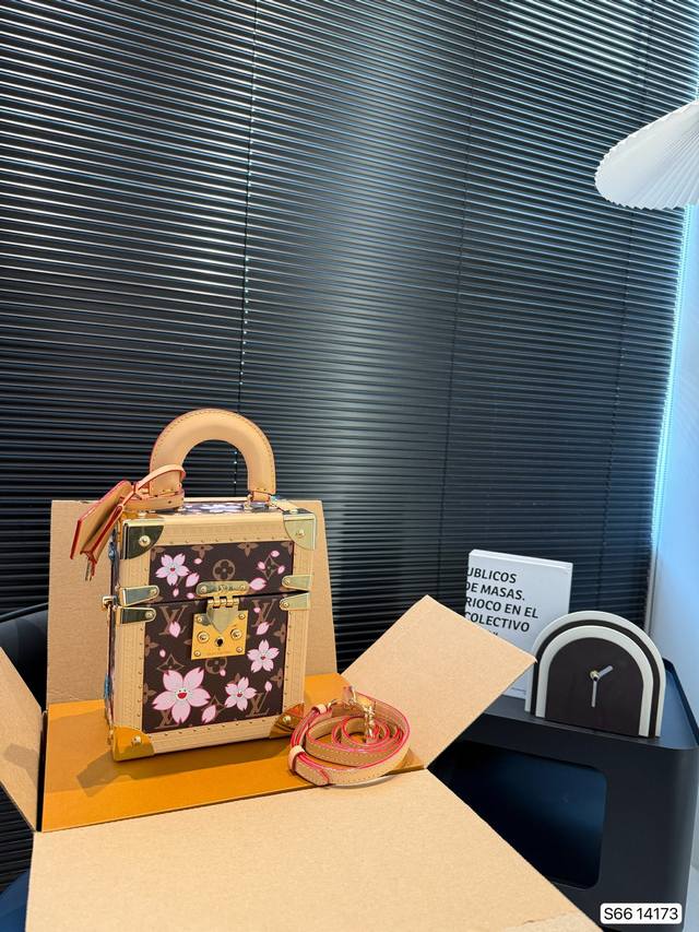 Lv tote bag is fashionable and versatile unique artistic atmosphere high appeara
