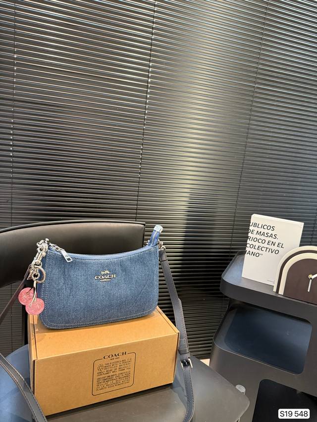 with box Prada's beautiful straw bag It's summer to carry a Prada Sunshine Straw
