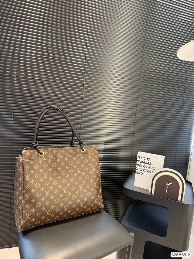 Prada tote bag The texture is very high-end The capacity is super large and very