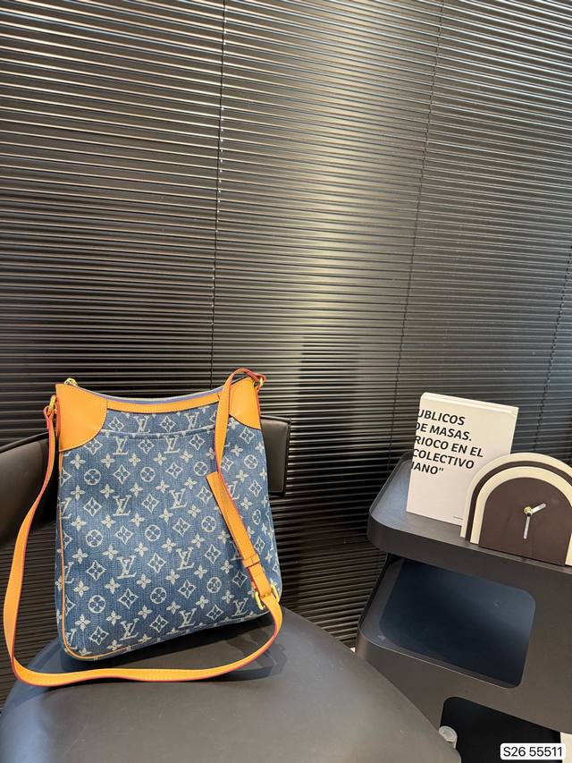 Prada Beach Bag Really classic and timeless! Perfect for traveling and shopping
