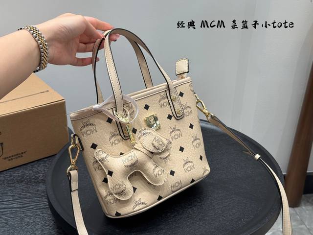 pure leather. Chanel Hobo new hobo bag versatile classic exquisite one really su