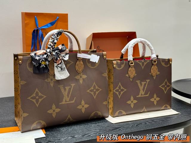 with gift box. Celine Arc de Triomphe baguette underarm bag Rectangular outline