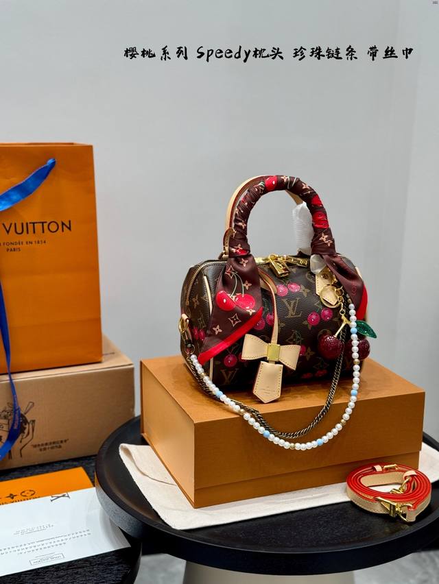 with gift box. Lv new denim shopping bag Neverfull is super cool, I love it too