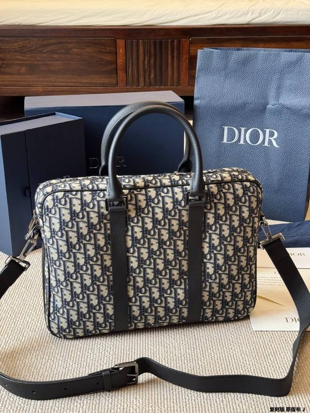 original cloth Fendi vintage baguette denim is still versatile in spring Fendi v