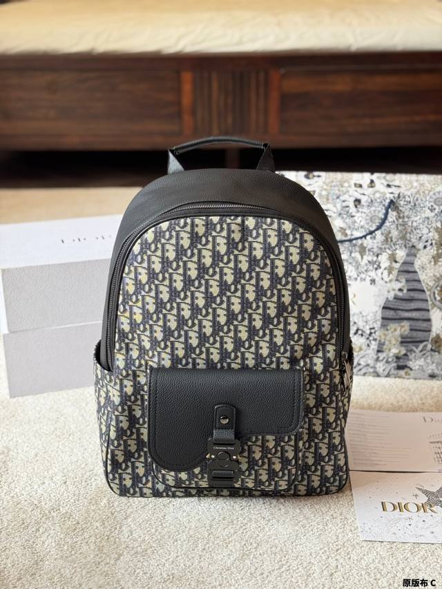 Prada woven style beautiful bag ح very casual and advanced The woven style revea