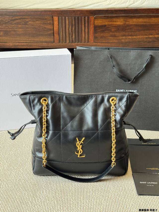 Prada Tote It's another day of being attracted by Prada Tote. I really love this