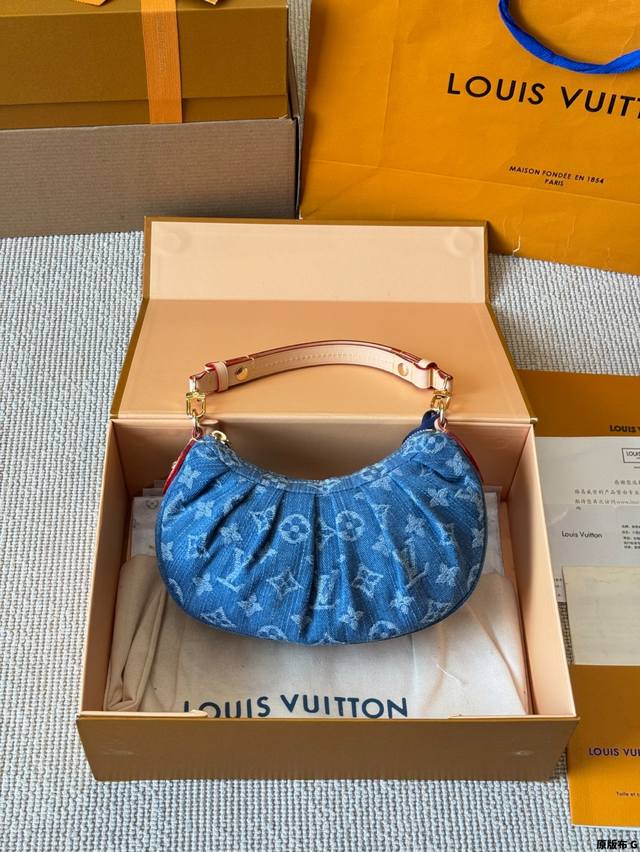 Fendi's underarm bag is full of retro style, small and exquisite without any slo
