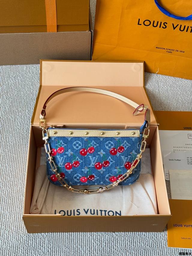 Fendi Mini Bag Summer Limited Capsule Series Lipstick Bag Coin Purse Can be worn