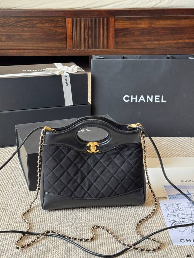 Fendi Mahjong Bag with Folding Box The underarm bag is full of retro style, smal