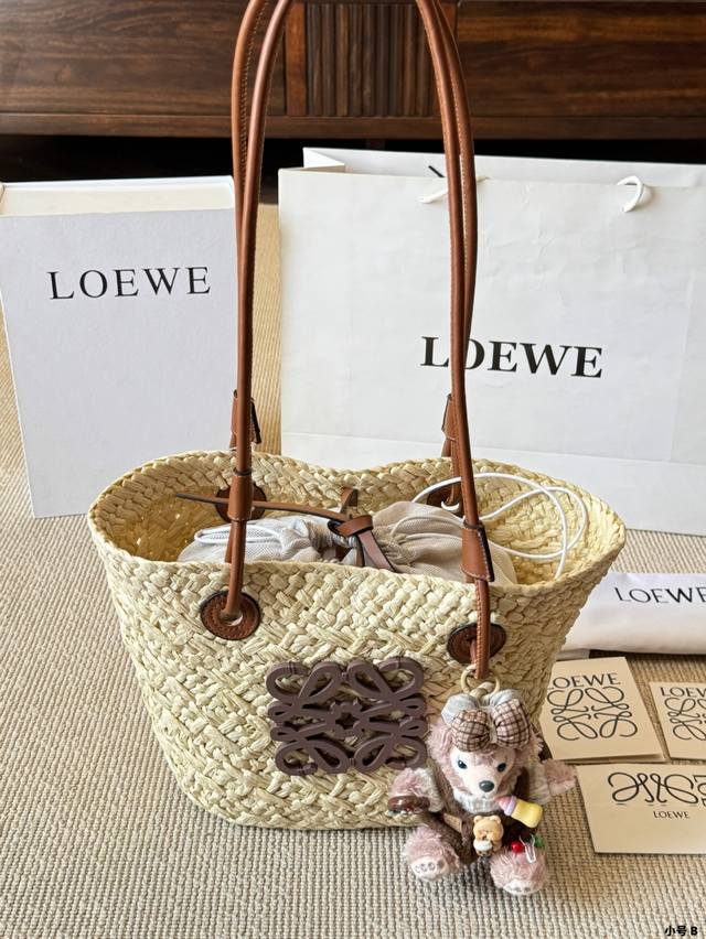 Fendi Baguette bag hit me at first sight. The medium size has a longer shoulder