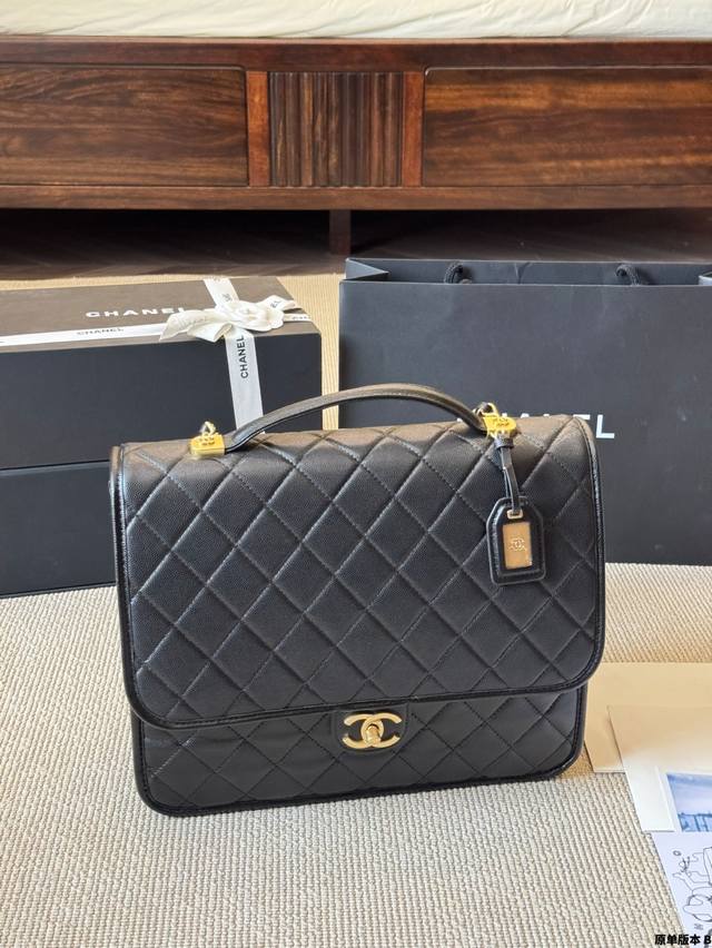 Fendi Baguette bag hit me at first sight. The medium size has a longer shoulder