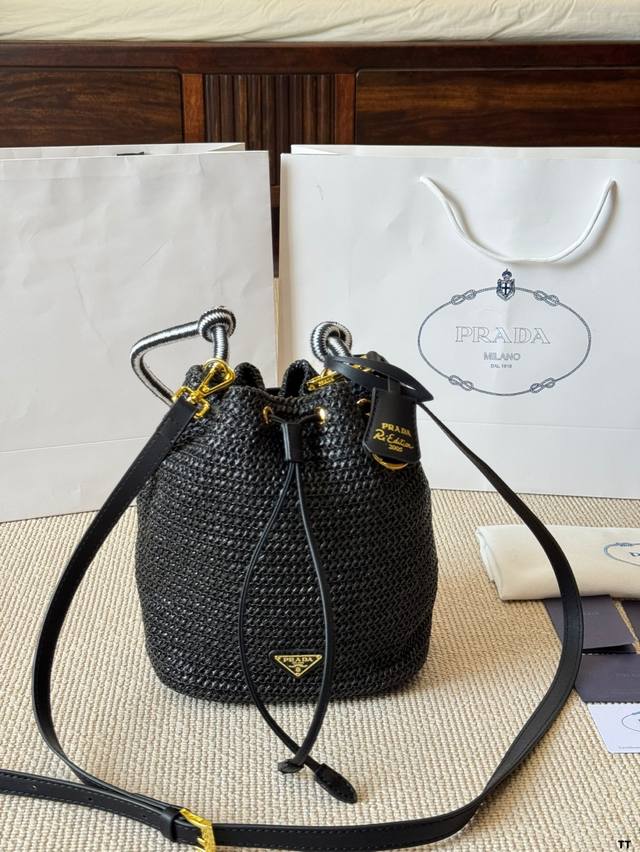 Fendi travel bag is deeply attracted by its appearance. It is a practical bag fo