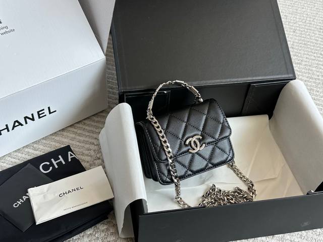 with box Cool underarm bag is neither too big nor too small. It not only looks n