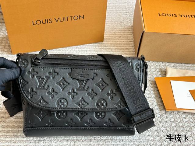with folding box Size: 20 16Cm medium 19 12Cm small Lv Daphne has always been af