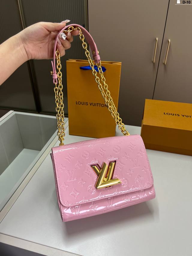 with gift box The new Prada mobile phone bag has a unique mini shape. It is defi