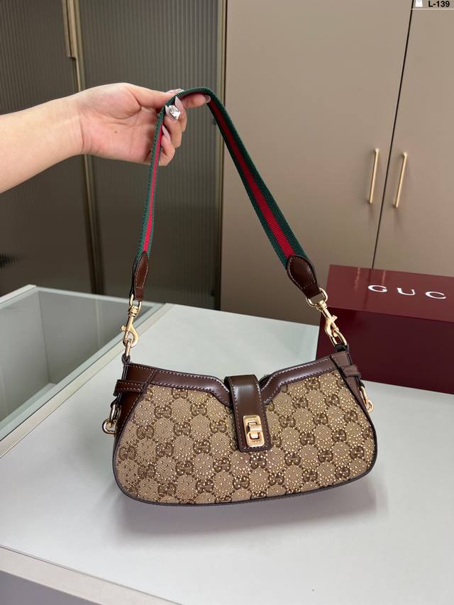 Chanel Chanel classic chain gold ball square fat man crossbody and shoulder carr