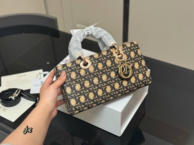 with box. Another hot item of Kuqi's new 1955 Horsebit bag. The Horsebit bag is