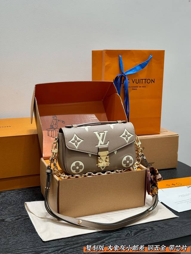 Mini Coach Tote Bag with Airplane Box, not only is it beautiful, but it is also