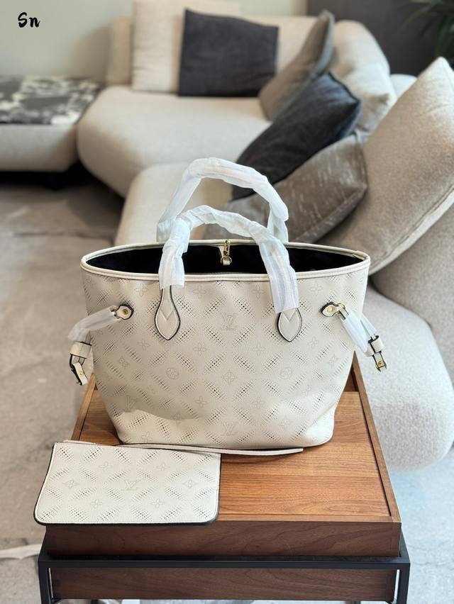 Medium Louis Vuitton Lv Carryall new commuter bag is good-looking and practical