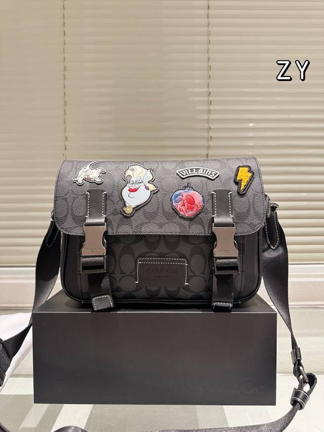 with gift box. Balenciaga Le Cagole motorcycle bag accessories and heart are ver