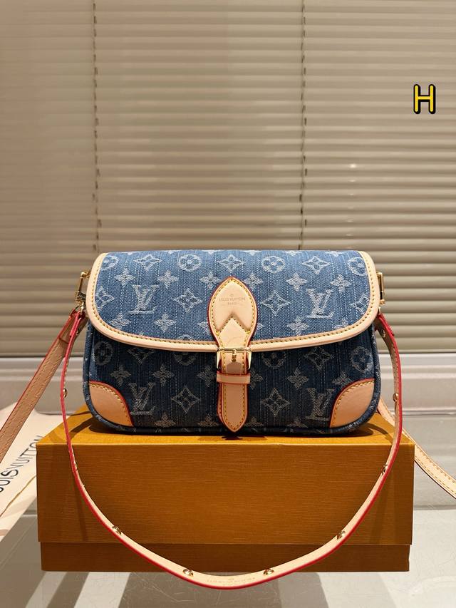 with gift box. Balenciaga Le Cagole motorcycle bag accessories and heart are ver