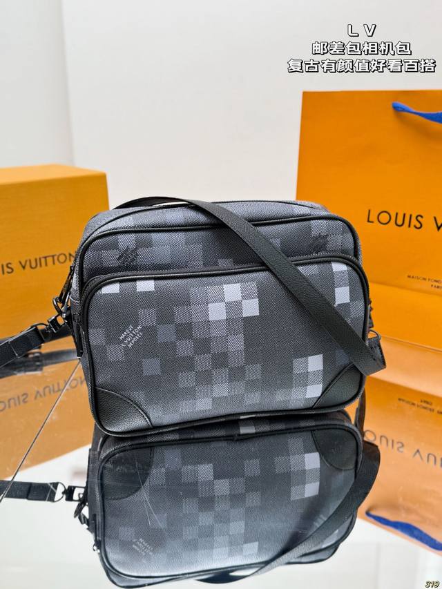 Cowhide version The Lv All Inbb handbag is made of Monogram leather with shiny m