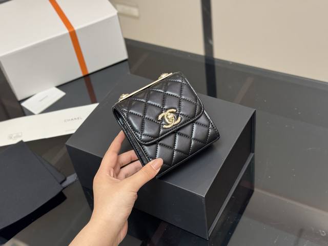 with box Carryall V denim new model, can be worn crossbody or on one shoulder. T