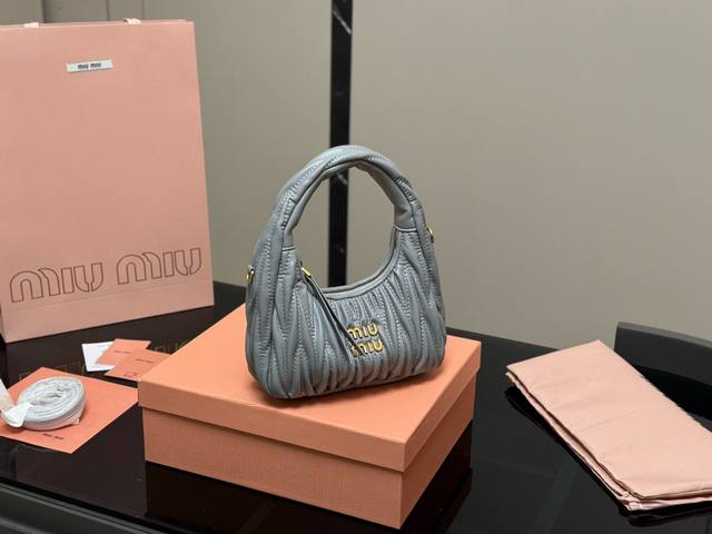 comes with a full gift box Size 18.15Cm Lv Onthego washed denim tote bag The upp