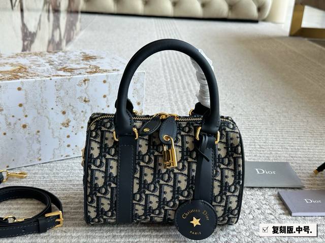 with gift box Mcm Toni Visetos Shopping Bag This Toni shopping bag is made of cl