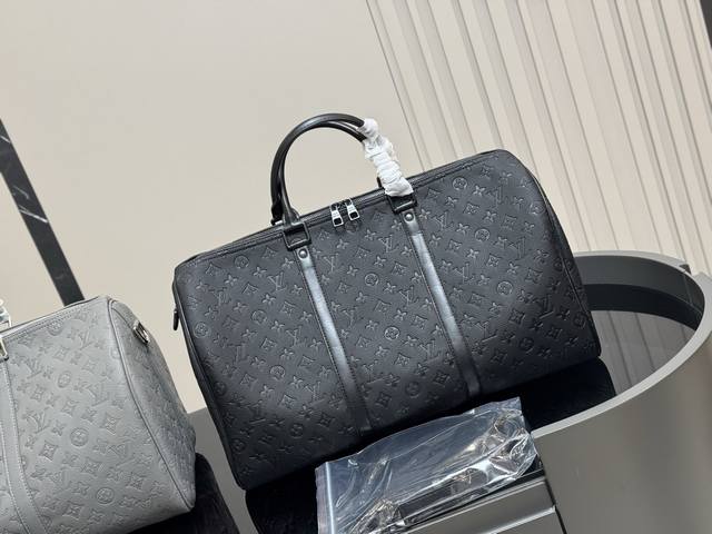 without box Prada briefcase full leather can be carried crossbody or by hand has