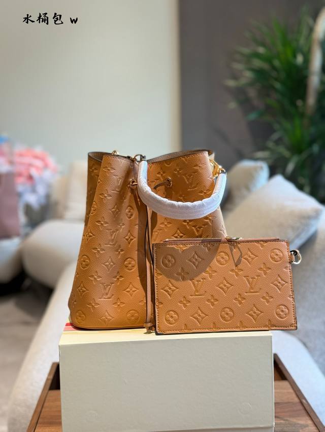 Coach pillow bag handbag Classic design fashionable and versatile Can be carried