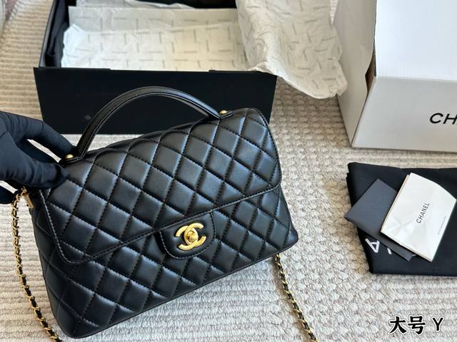 with folding box New Dior shell pillow bag ~ I think the bag shape is really goo