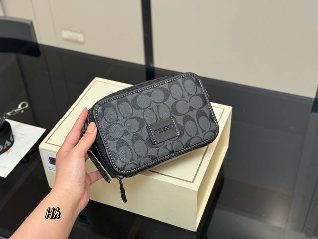 Cowhide with box Cool Gucci casual sports waist bag chest bag The material is li