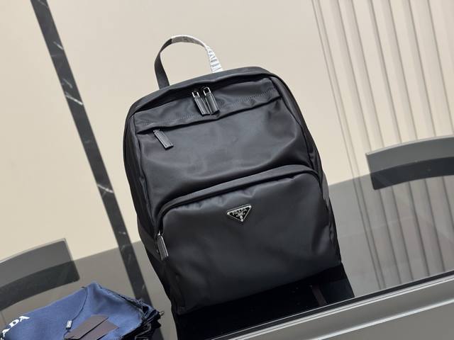 airplane box Balenciaga New model from Balenciaga Unisex style Many celebrities'