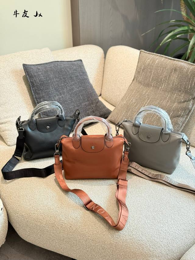 The first bag of autumn, Burberry messenger bag front It is indeed the most suit