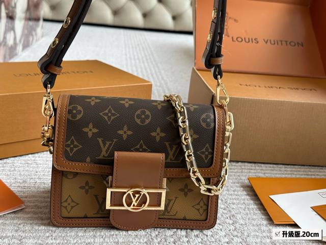 Cowhide version Lv Looping handbag Lv Looping handbag combines elegance and fash