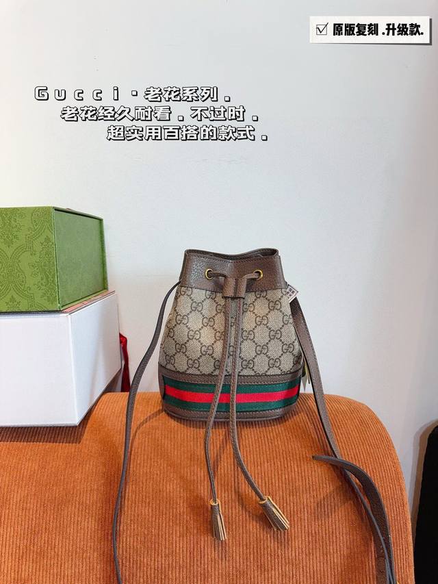 This season's cosmetic bags are quite popular in the fashion world. I was attrac