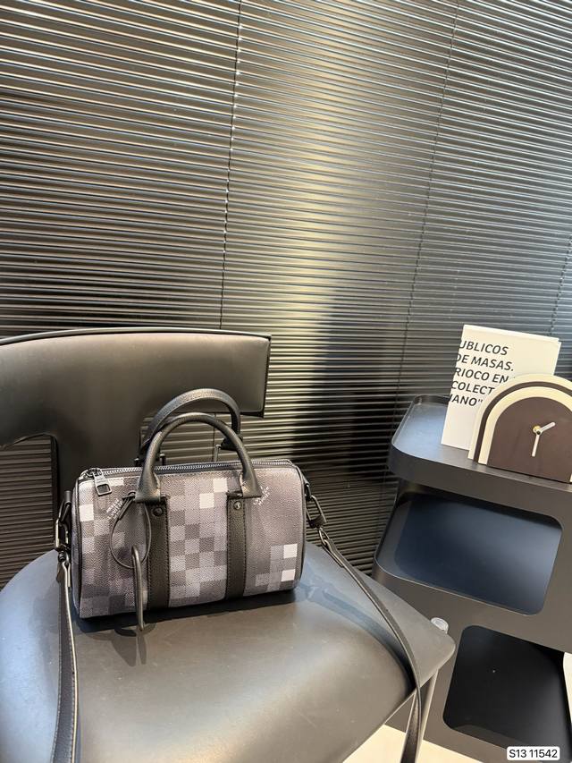 Grandly introduce the new darling of fashion cover Lv motorcycle bag Biker As a