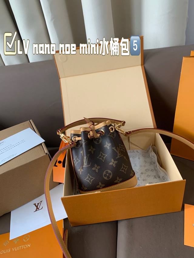 replica version of the original cloth new Dior backpack, both men and women are