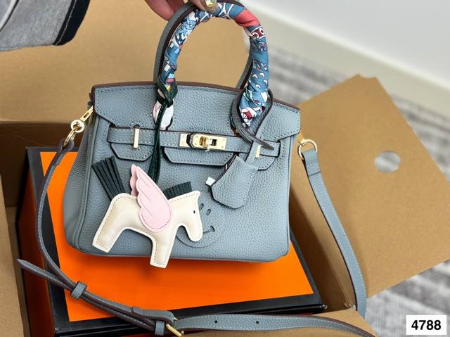 Chanel vintage denim bag The denim material itself matches the feeling of travel