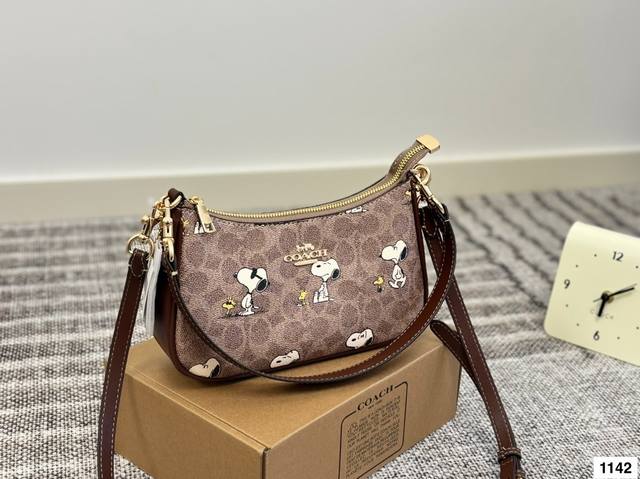 Louis Vuitton Outdoor messenger bag Men's first choice for functional bags. This