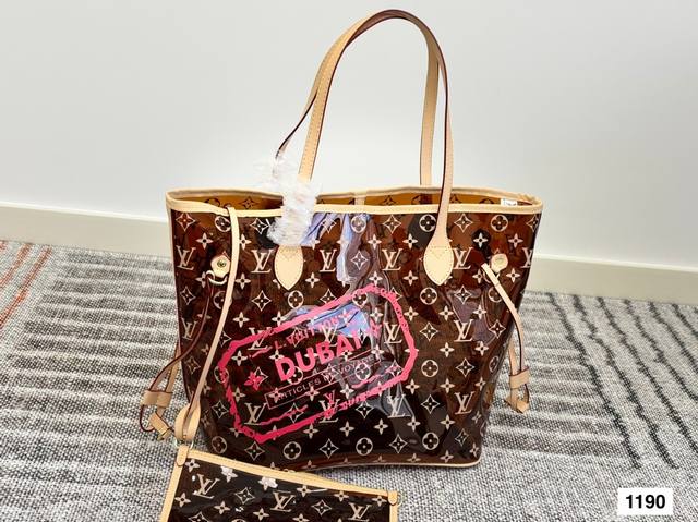 Lv White Warrior debut Carryall white is super beautiful cream white is very sum