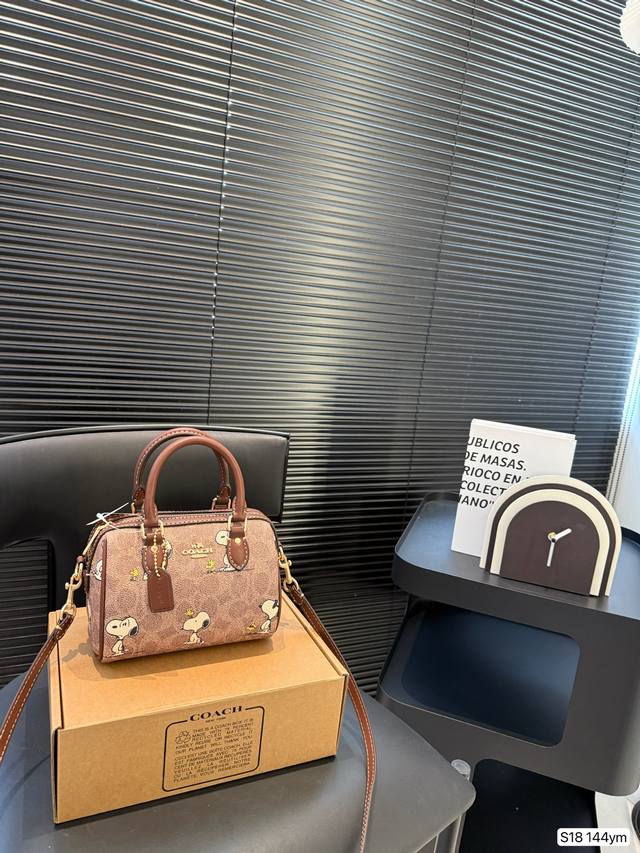 Lv Onthego East West horizontal version 8 A new member of the Lv family in the s