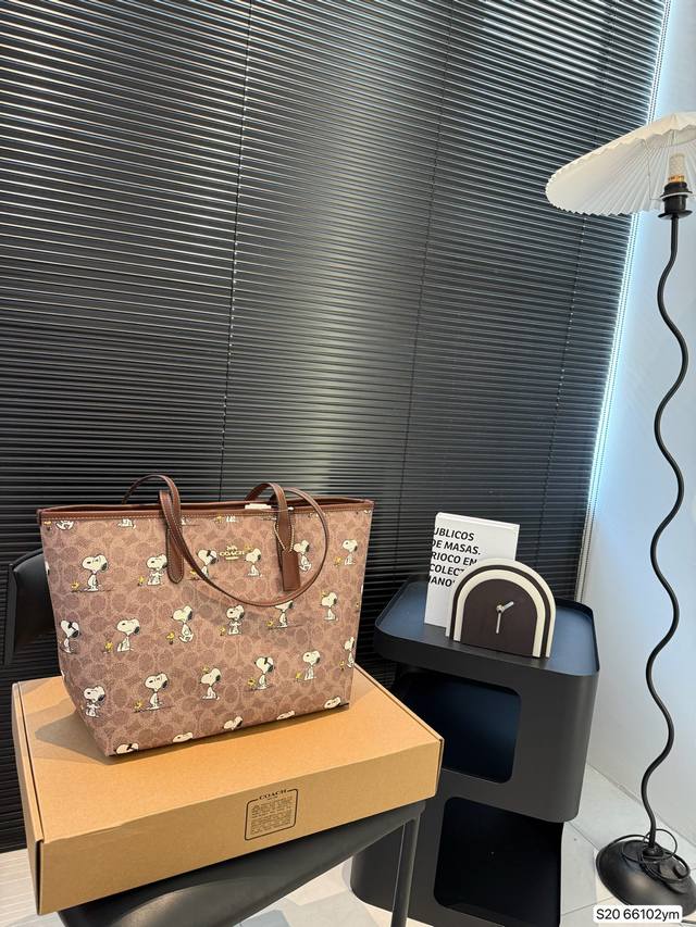 Dior Mini D-Joy is breathtakingly beautiful This handbag highlights the simple a