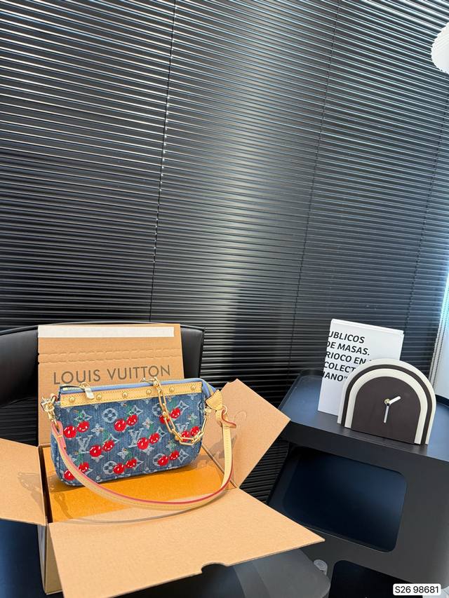 Dior saddle bag is one of the iconic designs of the Dior bran D 1. Design featur