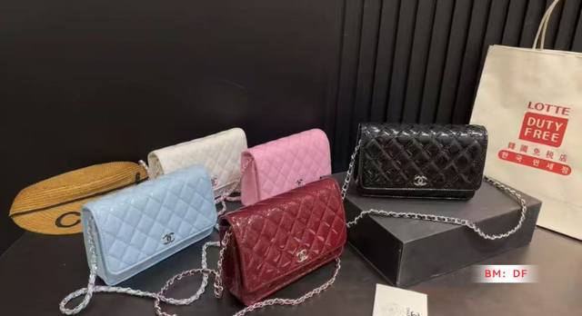 Folding gift box official website airplane box" Chanel chain straw bag is so bea