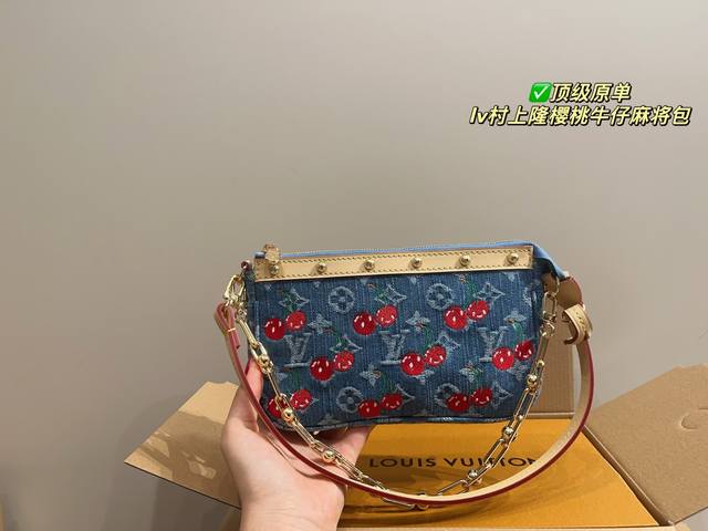 comes with a wide shoulder strap Size: bottom width 17 top width 27*height 16cm