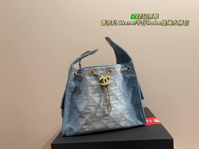 comes with a wide shoulder strap Size: bottom width 17 top width 27*height 16cm
