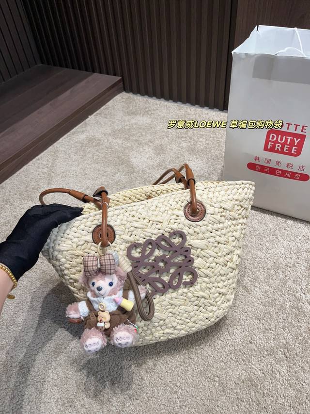 with box cowhide Size: 16*12.5Cm Celine's latest Arc de Triomphe handbag is here