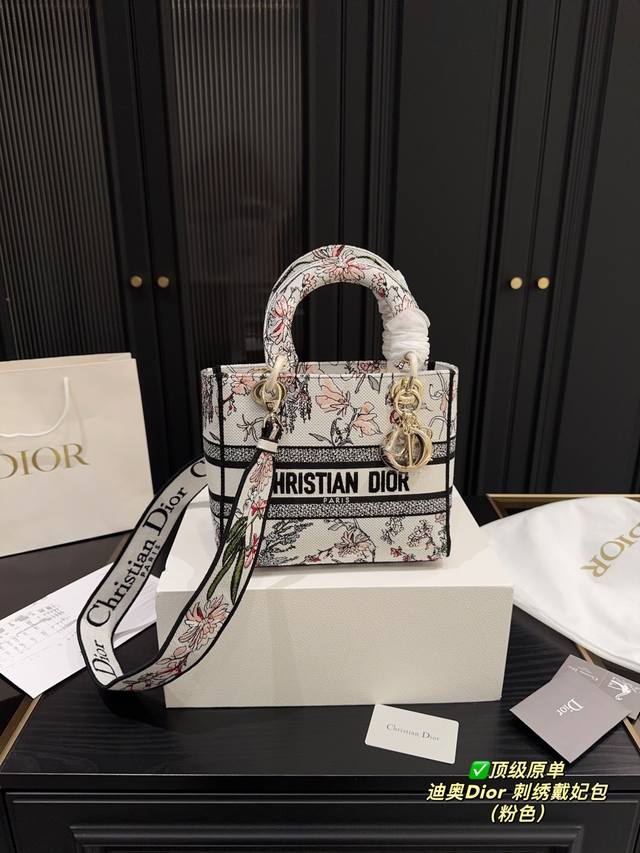 Size: 21 bottom * 30 top width * 20 height Celin woven bag, a must-have for summ